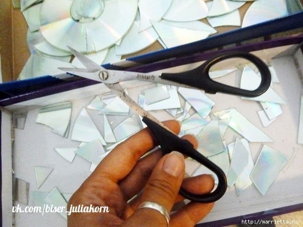 Отделка рабочей стены на кухне мозаикой из компакт-дисков.