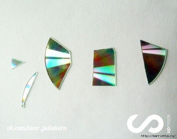 Отделка рабочей стены на кухне мозаикой из компакт-дисков.