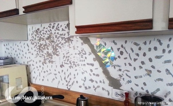 Отделка рабочей стены на кухне мозаикой из компакт-дисков.