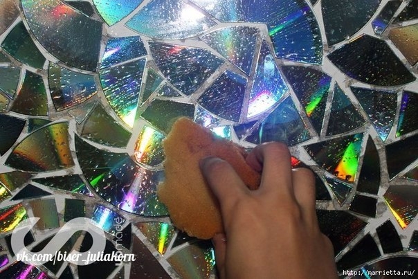 Отделка рабочей стены на кухне мозаикой из компакт-дисков.