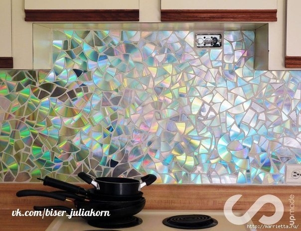 Отделка рабочей стены на кухне мозаикой из компакт-дисков.