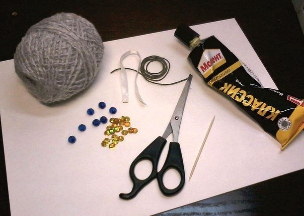 Идея новогодней игрушки из ниток своими руками