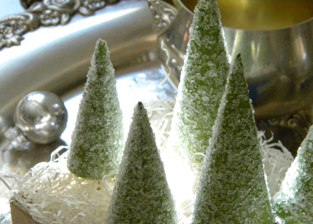 Декор подарка елочками: обмазываем клеем конус и посыпаем солью