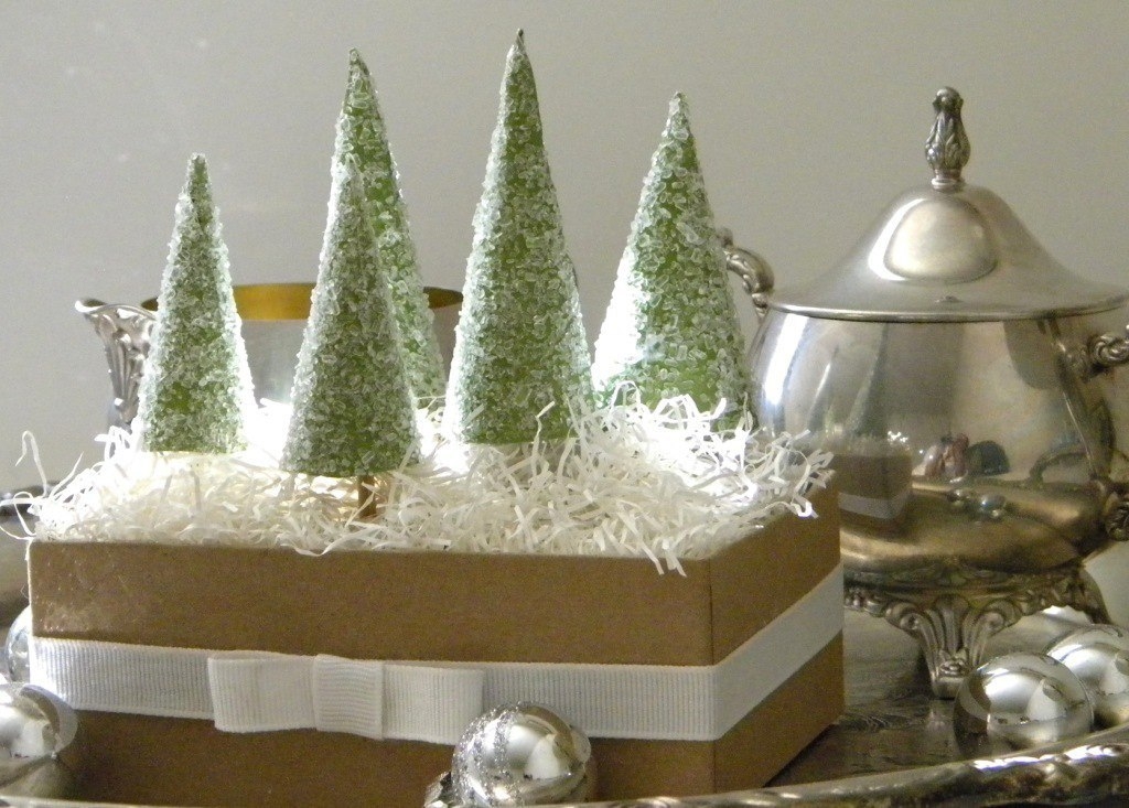 Декор подарка елочками: обмазываем клеем конус и посыпаем солью