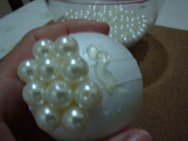 Елочные шары из жемчужных бусин. Мастер-класс.