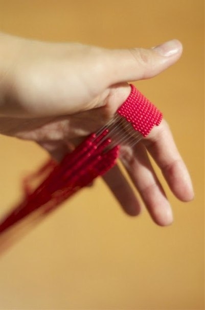 Плетём колье из бисерных нитей