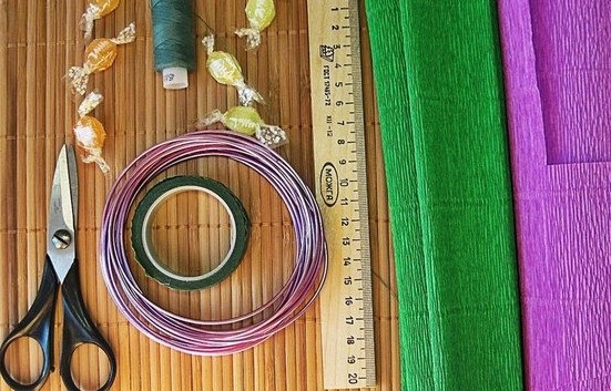 Колокольчик с конфетами из гофрированной бумаги.