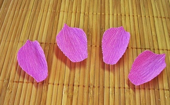 Колокольчик с конфетами из гофрированной бумаги.