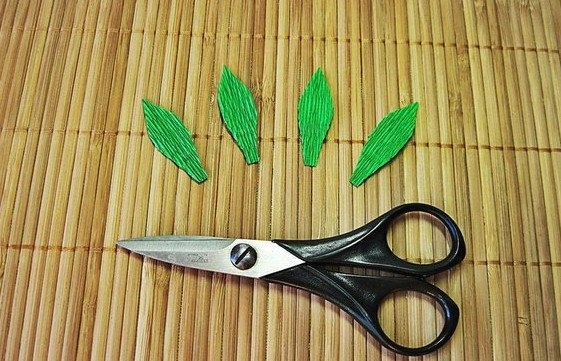 Колокольчик с конфетами из гофрированной бумаги.