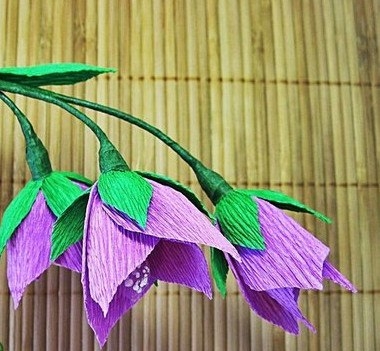 Колокольчик с конфетами из гофрированной бумаги.