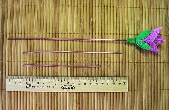 Колокольчик с конфетами из гофрированной бумаги.