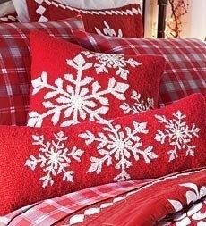Декорируем подушку снежинками из фетра