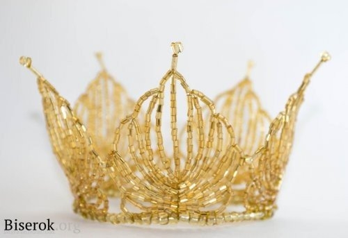 Золотая корона из бисера