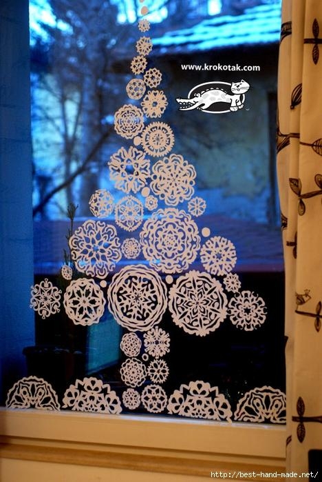 Елка из бумажных снежинок для декорирования окна. Мастер-класс