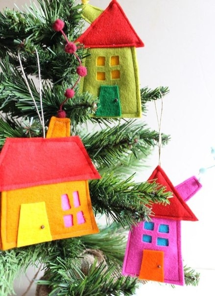 Новогоднюю елку можно украсить шитыми домиками.