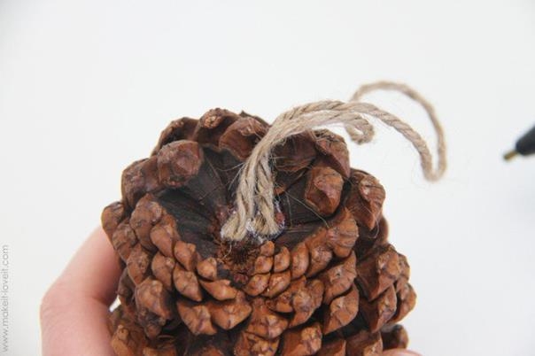 Ёлочная игрушка из шишки