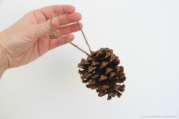 Ёлочная игрушка из шишки