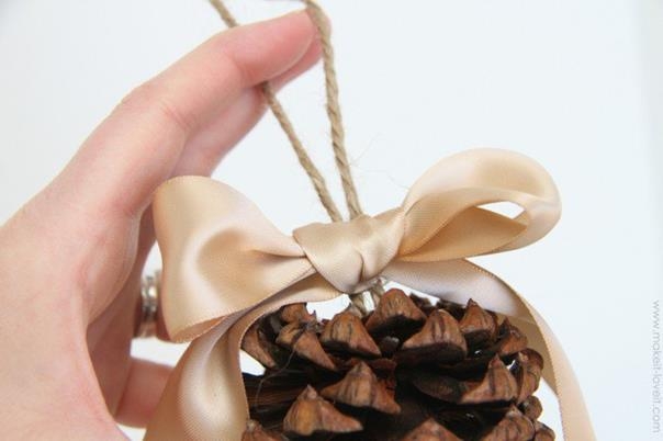 Ёлочная игрушка из шишки