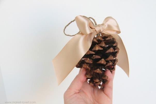 Ёлочная игрушка из шишки