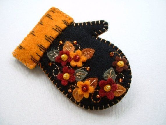 Декоративные варежки из фетра