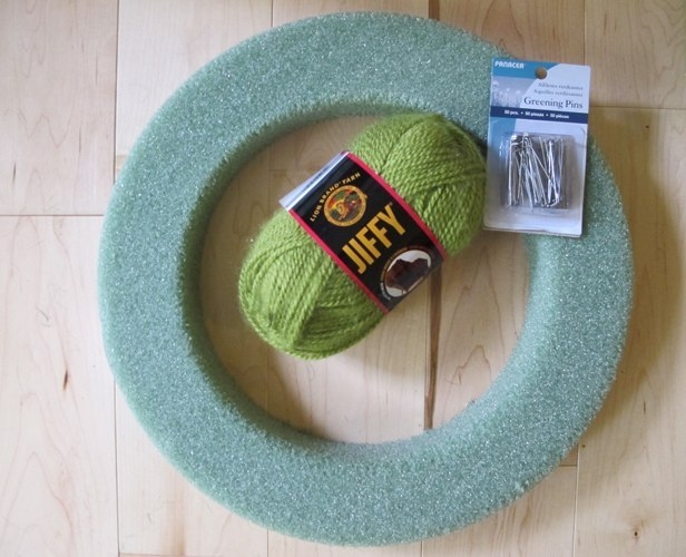 Оригинальный рождественский веночек из помпонов: просто и элегантно