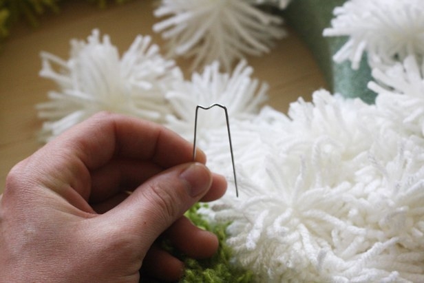 Оригинальный рождественский веночек из помпонов: просто и элегантно