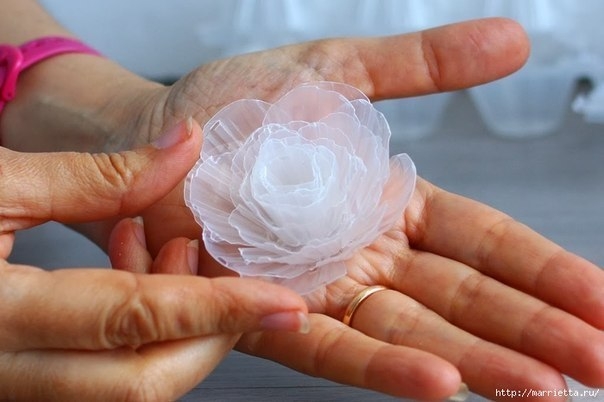 Нежный морозный венок из пластиковых яичных лотков