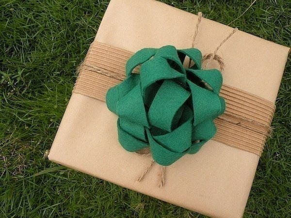 Украшаем подарочную упаковку красивым бантиком из фетровых ленточек