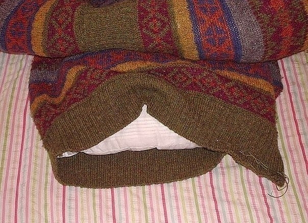 Лежанка для любимца из свитера.