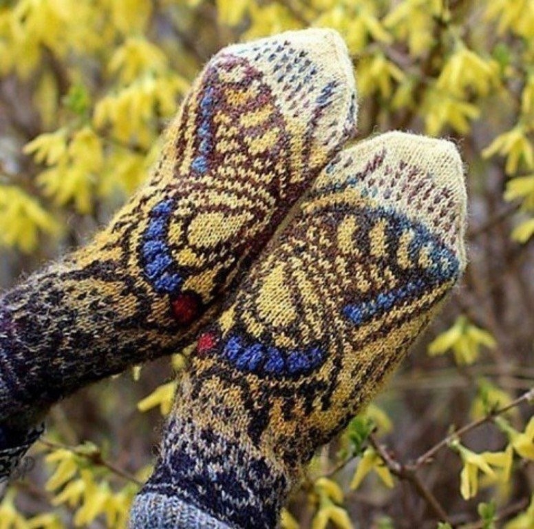 Варежки с узором бабочка