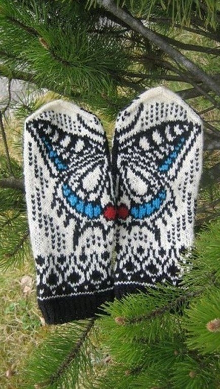 Варежки с узором бабочка