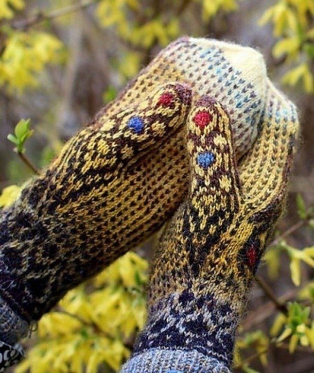 Варежки с узором бабочка