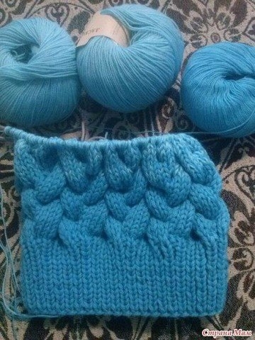 Вяжем шапочку узором косы.