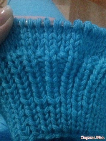 Вяжем шапочку узором косы.