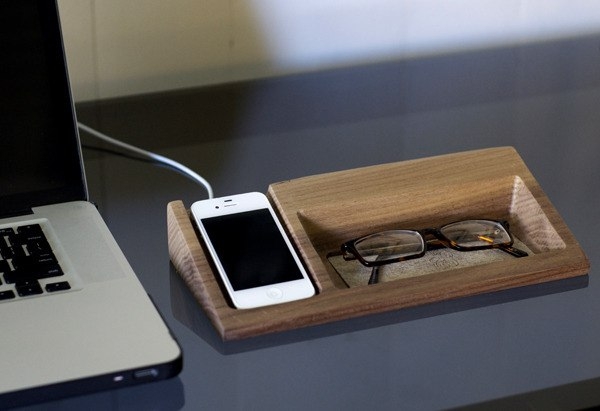 Подставки под телефон из дерева.