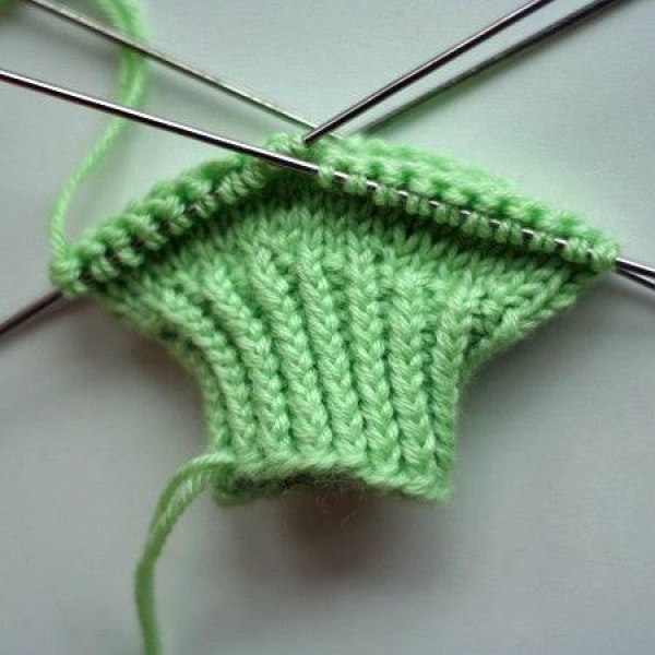 Варежки с узором сова, вязанные спицами