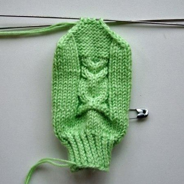 Варежки с узором сова, вязанные спицами