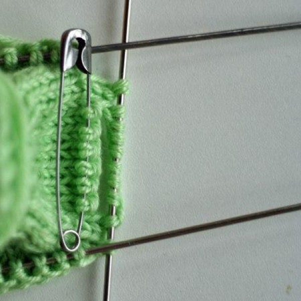 Варежки с узором сова, вязанные спицами