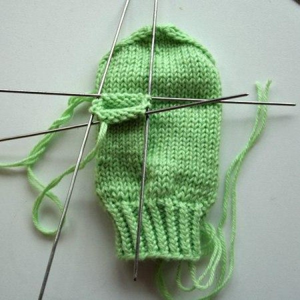 Варежки с узором сова, вязанные спицами