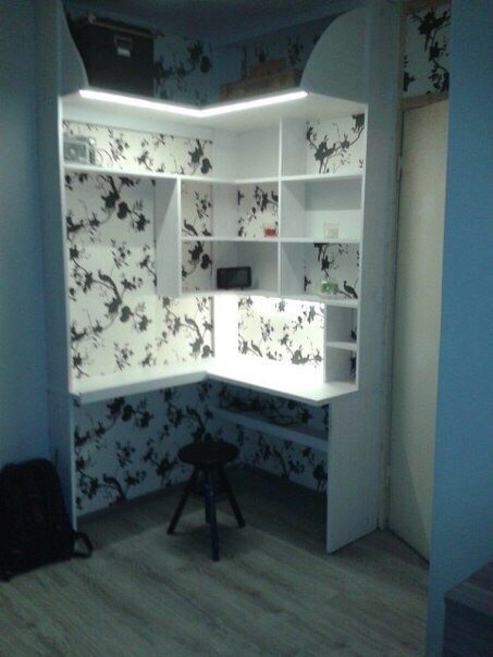 Как муж переоборудовал старый шкаф в место для рукоделия своей жене