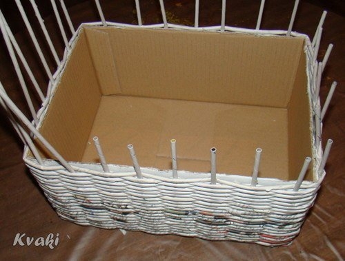 Корзина из газетных трубочек Корзина из газетных трубочек