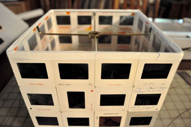 Абажур для лампы из старых слайдов.