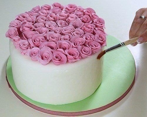 Декорируем торт розами.