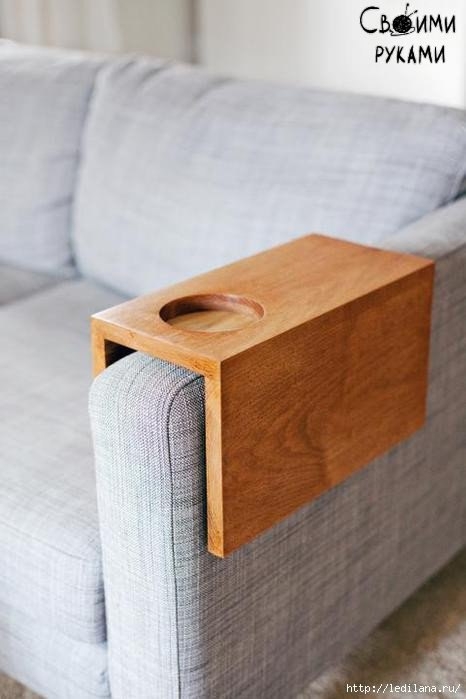 Делаем столик на подлокотник дивана