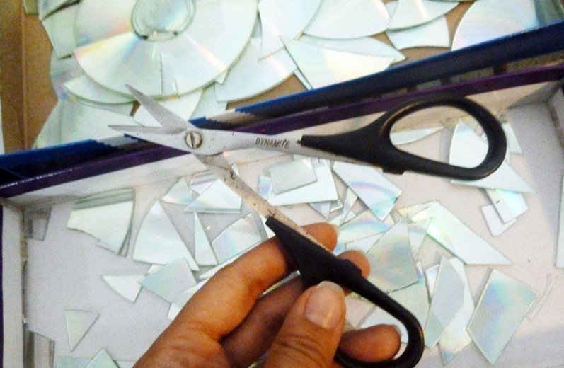 Отделка рабочей стены на кухне мозаикой из компакт-дисков