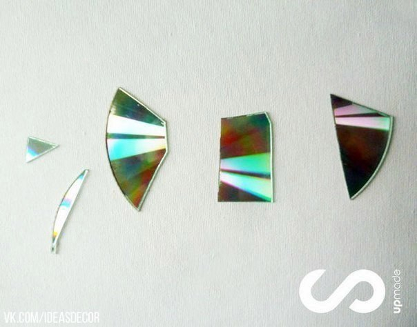 Отделка рабочей стены на кухне мозаикой из компакт-дисков