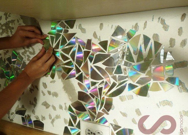 Отделка рабочей стены на кухне мозаикой из компакт-дисков