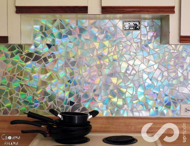 Отделка рабочей стены на кухне мозаикой из компакт-дисков