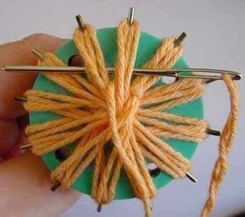 Цветок на шестеренке. По шаблону из картона вырезаем шестеренку.