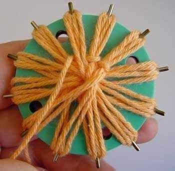 Цветок на шестеренке. По шаблону из картона вырезаем шестеренку.